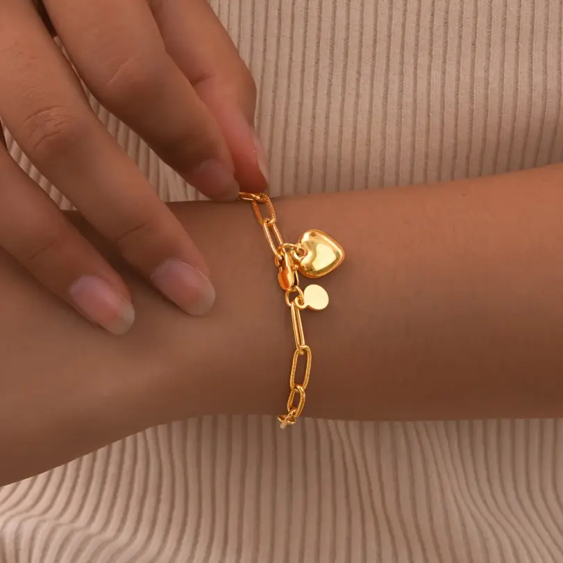 Conjunto de Joyería Dorada de Moda 2026: Collar de Cadena de Eslabones Audaces y Pulsera con Dije de Corazón Brillante – Combinación Clásica para Bodas 3