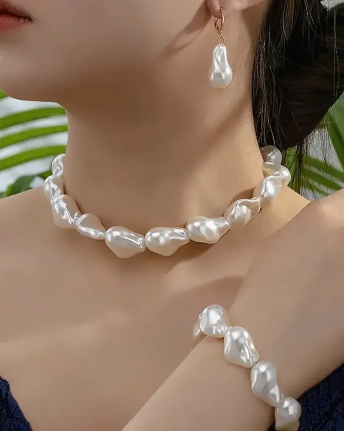 Juego de Joyería Elegante y Moderno de 4 Piezas para Mujer, Collar de Perlas Irregulares, Gargantilla Blanca Clásica, Aretes para Uso Diario Informal, Regalo 2