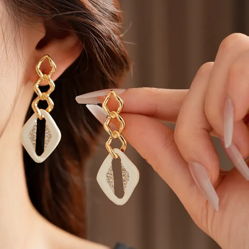 Conjunto de Joyería de Cadena Dorada Gruesa con Esmalte Blanco, Collar y Pendientes de Rombo, Joyería Geométrica Retro con Pedrería para Mujer 3