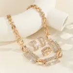 Conjunto de collar, pendientes y anillo con cadena geométrica de pedrería de color dorado, de lujo, para mujer, ideal para bodas, fiestas y como regalo. 2