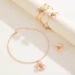 Elegante Conjunto de Joyas de Flores Esmaltadas: Collar Gargantilla Blanco Mate, Pulsera de Oro Moderna con Pétalos y Anillo para Fiesta de Mujer 4