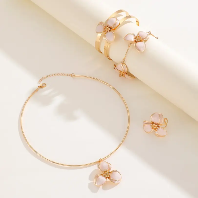 Elegante Conjunto de Joyas de Flores Esmaltadas: Collar Gargantilla Blanco Mate, Pulsera de Oro Moderna con Pétalos y Anillo para Fiesta de Mujer 4
