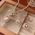 Juego de Joyería Vintage Elegante de 3 Piezas para Mujer, Collar con Lazo Rosa y Diamantes de Imitación, Gargantilla de Cristal Brillante, Pendientes de Novia para Boda y Fiesta 2