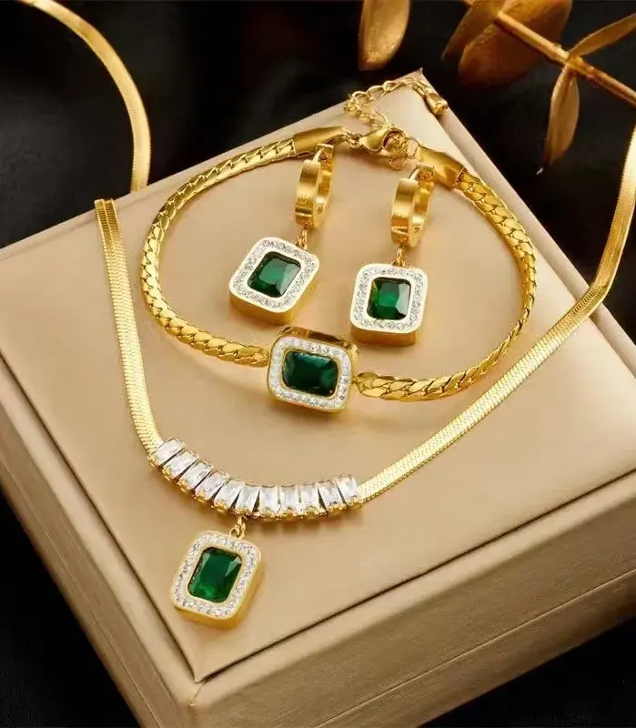 Conjunto de Collar Dorado Glamuroso con Brazalete Rectangular de Circones Verdes y Colgante Clásico Halo, Colección de Joyería para la Noche de Gala 1