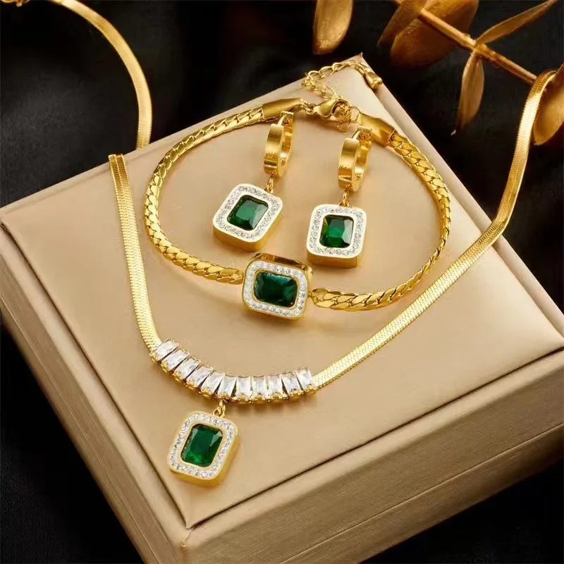 Conjunto de Collar Dorado Glamuroso con Brazalete Rectangular de Circones Verdes y Colgante Clásico Halo, Colección de Joyería para la Noche de Gala 1 Conjunto de Collar Dorado Glamuroso con Brazalete Rectangular de Circones Verdes y Colgante Clásico Halo, Colección de Joyería para la Noche de Gala 1