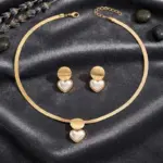 Elegante conjunto de joyería dorada de 3 piezas: collar elegante y pendientes a juego con colgantes de corazón y geométricos, ideal para uso diario 2