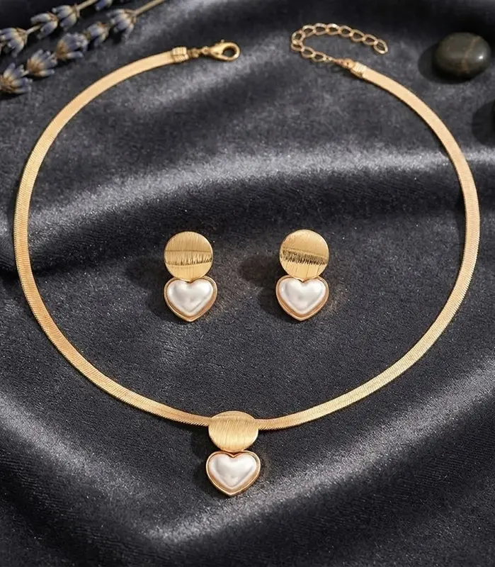 Elegante conjunto de joyería dorada de 3 piezas: collar elegante y pendientes a juego con colgantes de corazón y geométricos, ideal para uso diario 2