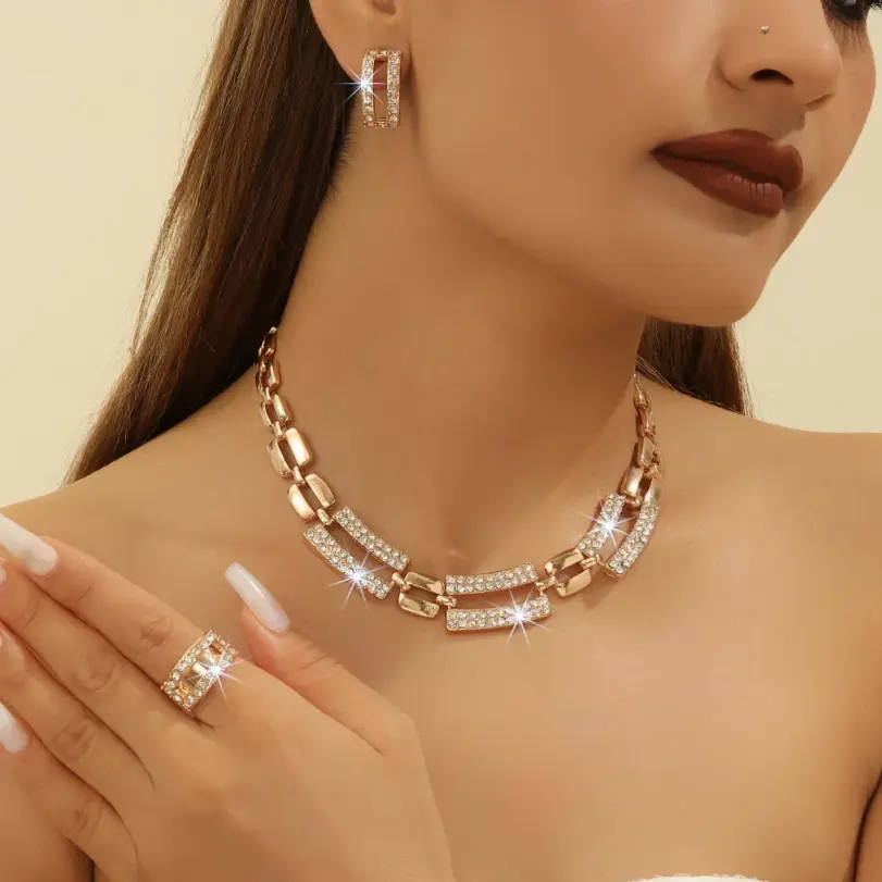 Conjunto de collar, pendientes y anillo con cadena geométrica de pedrería de color dorado, de lujo, para mujer, ideal para bodas, fiestas y como regalo. 1 Conjunto de collar, pendientes y anillo con cadena geométrica de pedrería de color dorado, de lujo, para mujer, ideal para bodas, fiestas y como regalo. 1