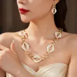 Conjunto de Joyería de Cadena Dorada Gruesa con Esmalte Blanco, Collar y Pendientes de Rombo, Joyería Geométrica Retro con Pedrería para Mujer 1