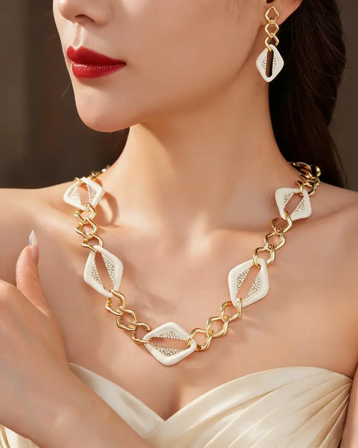 Conjunto de Joyería de Cadena Dorada Gruesa con Esmalte Blanco, Collar y Pendientes de Rombo, Joyería Geométrica Retro con Pedrería para Mujer 1