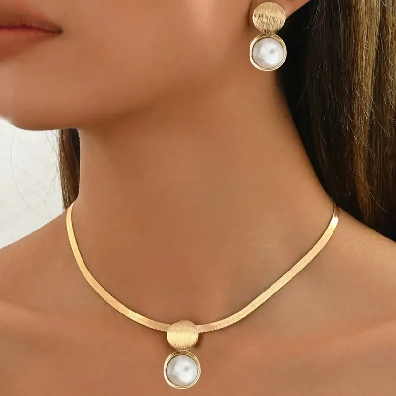 Elegante conjunto de joyería dorada de 3 piezas: collar elegante y pendientes a juego con colgantes de corazón y geométricos, ideal para uso diario 5