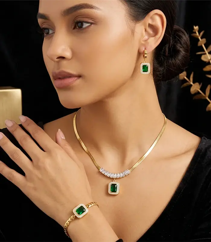 Conjunto de Collar Dorado Glamuroso con Brazalete Rectangular de Circones Verdes y Colgante Clásico Halo, Colección de Joyería para la Noche de Gala 2