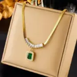 Conjunto de Collar Dorado Glamuroso con Brazalete Rectangular de Circones Verdes y Colgante Clásico Halo, Colección de Joyería para la Noche de Gala 3