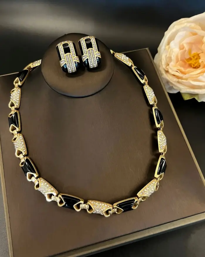 Juego de Joyería Elegante y Moderno de 3 Piezas para Mujer, Collar Estilo Corte en Oro Negro, Gargantilla Clásica, Aretes para Uso Diario Informal, Regalo 2