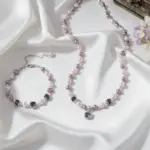 Juego de Joyería Vintage Elegante de 2 Piezas para Mujer, Collar con Pedrería Brillante Morada, Pulsera de Perlas para Novia, Regalo de Boda o Fiesta 1