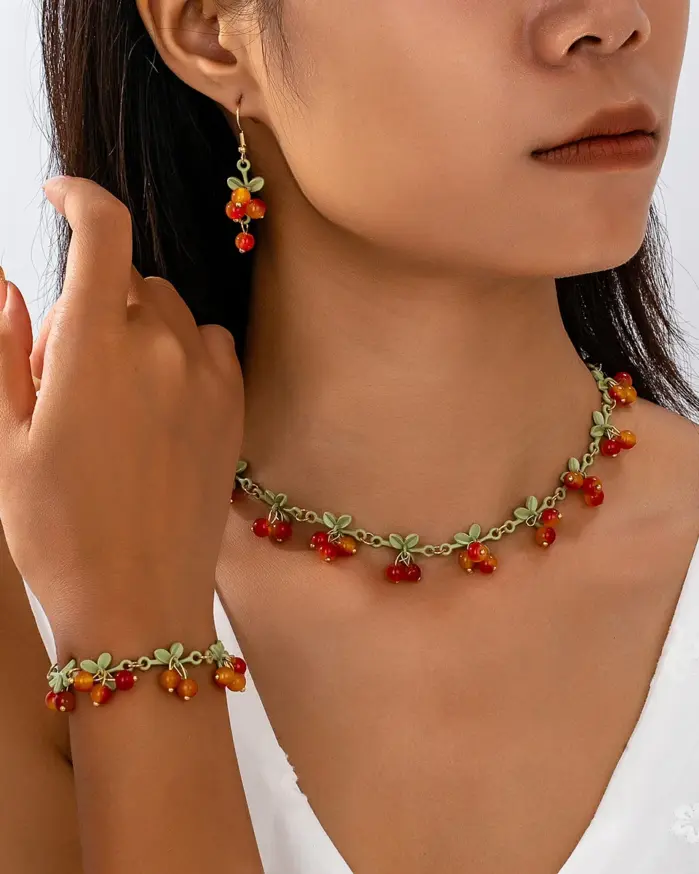 Conjunto de Joyería de Cuentas de Cristal con Diseño de Cereza Miniatura y Hoja Verde, que incluye Gargantilla y Pulsera Colgante, Estilo Dulce y Encantador, Serie Frutas Vintage 1