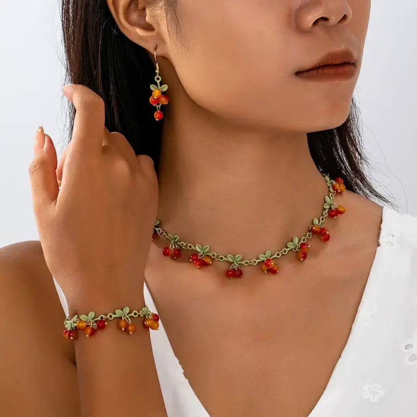 Conjunto de Joyería de Cuentas de Cristal con Diseño de Cereza Miniatura y Hoja Verde, que incluye Gargantilla y Pulsera Colgante, Estilo Dulce y Encantador, Serie Frutas Vintage 1 Conjunto de Joyería de Cuentas de Cristal con Diseño de Cereza Miniatura y Hoja Verde, que incluye Gargantilla y Pulsera Colgante, Estilo Dulce y Encantador, Serie Frutas Vintage 1