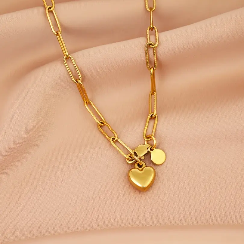 Conjunto de Joyería Dorada de Moda 2026: Collar de Cadena de Eslabones Audaces y Pulsera con Dije de Corazón Brillante – Combinación Clásica para Bodas 6