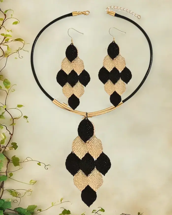 Conjunto de Joyería Minimalista de Dos Colores con Borlas Redondas Elegantes y Placa Metálica, Pendientes Colgantes y Collar con Colgante para Mujer 2