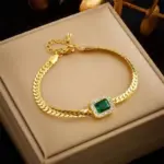 Conjunto de Collar Dorado Glamuroso con Brazalete Rectangular de Circones Verdes y Colgante Clásico Halo, Colección de Joyería para la Noche de Gala 5