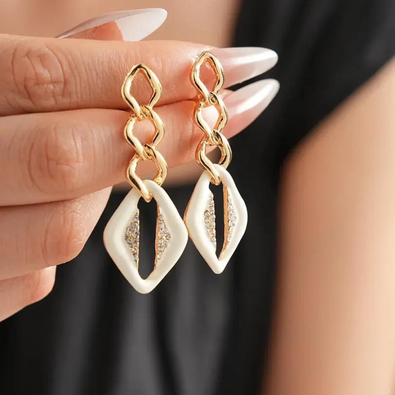 Conjunto de Joyería de Cadena Dorada Gruesa con Esmalte Blanco, Collar y Pendientes de Rombo, Joyería Geométrica Retro con Pedrería para Mujer 4