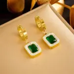 Conjunto de Collar Dorado Glamuroso con Brazalete Rectangular de Circones Verdes y Colgante Clásico Halo, Colección de Joyería para la Noche de Gala 4