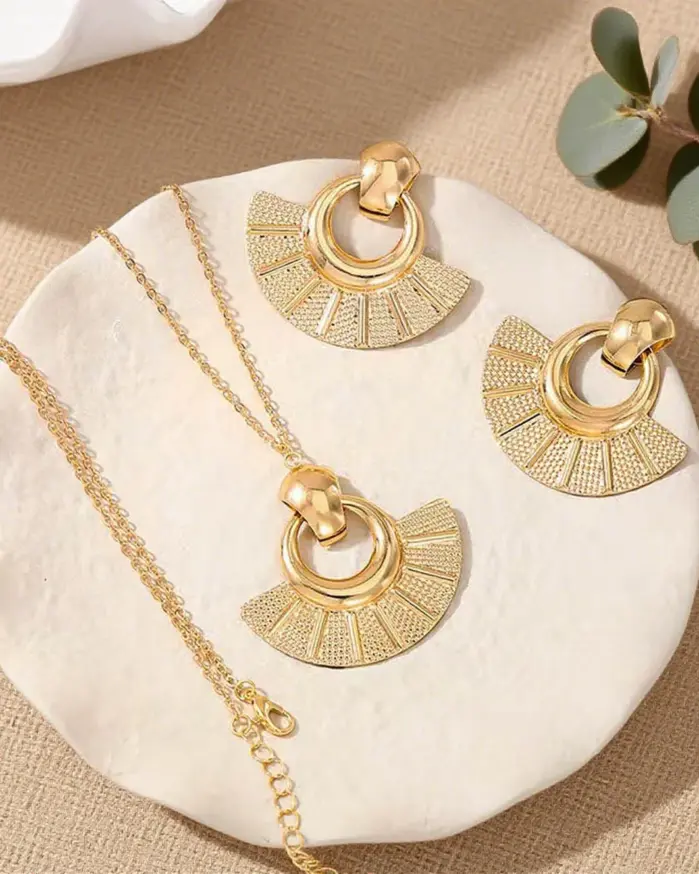 Juego de Joyería Elegante y Moderno de 3 Piezas para Mujer, Collar Geométrico en Forma de Sector, Gargantilla de Metal Clásica, Aretes para Uso Diario Informal, Regalo 2