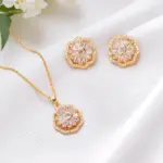Juego de Joyería Elegante y Moderno de 3 Piezas para Mujer, Collar con Diseño de Flor Giratoria, Gargantilla Dorada Clásica, Aretes para Uso Diario Informal, Regalo 1
