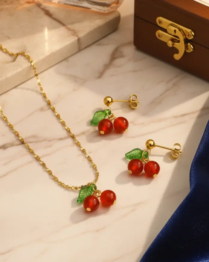 Elegante conjunto de joyería dorada de 3 piezas: collar elegante y pendientes a juego con cereza roja y colgantes geométricos, ideal para uso diario 1