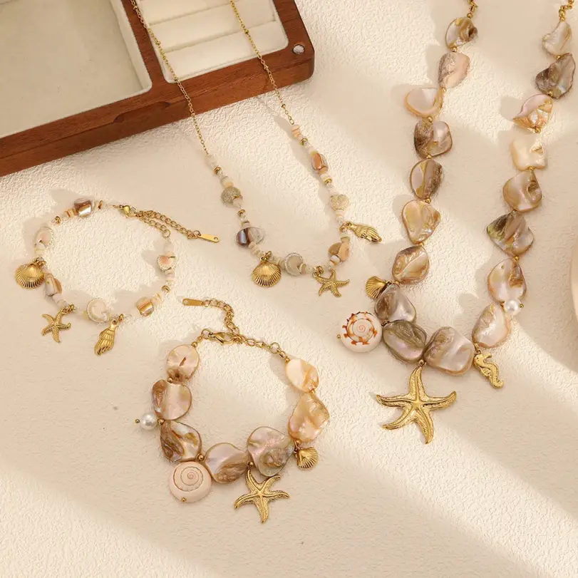Joyería Bohemia con Estrellas de Mar Doradas, Collar con Perlas Irregulares y Caballitos de Mar, Elegante Colección de Joyería Costera para Fiestas de Verano en la Playa 1 Joyería Bohemia con Estrellas de Mar Doradas, Collar con Perlas Irregulares y Caballitos de Mar, Elegante Colección de Joyería Costera para Fiestas de Verano en la Playa 1