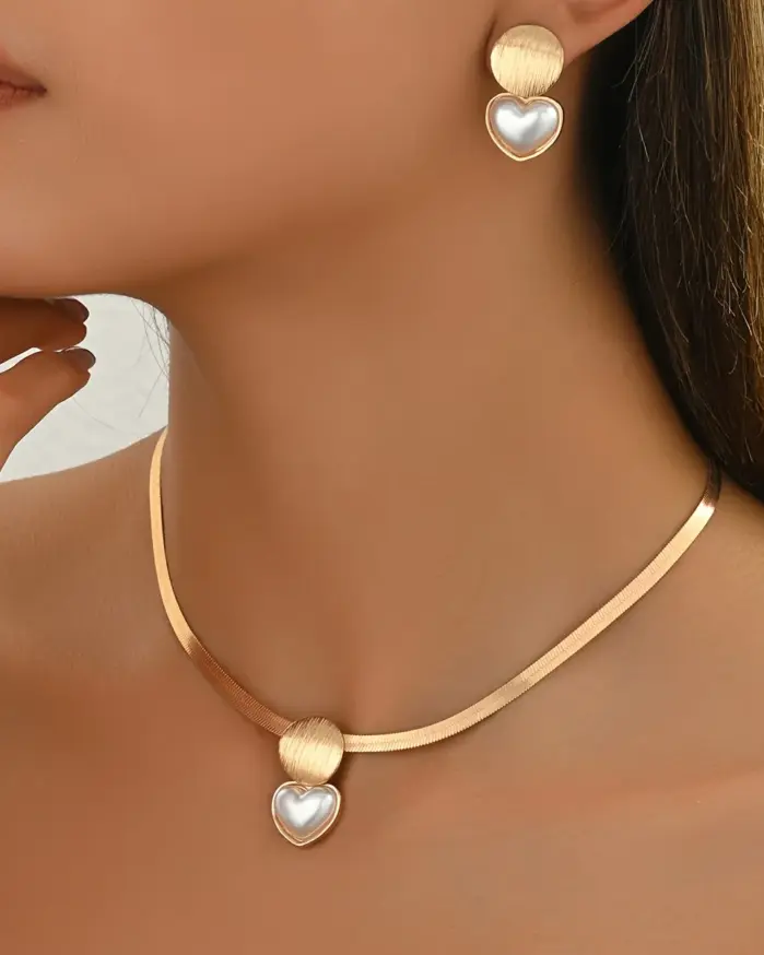 Elegante conjunto de joyería dorada de 3 piezas: collar elegante y pendientes a juego con colgantes de corazón y geométricos, ideal para uso diario 1