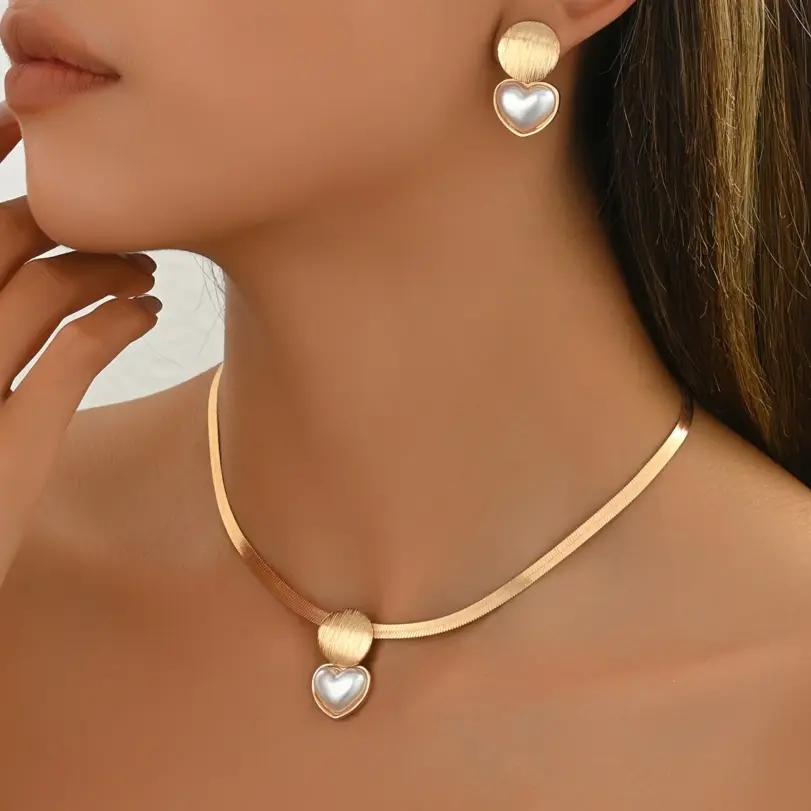 Elegante conjunto de joyería dorada de 3 piezas: collar elegante y pendientes a juego con colgantes de corazón y geométricos, ideal para uso diario 1 Elegante conjunto de joyería dorada de 3 piezas: collar elegante y pendientes a juego con colgantes de corazón y geométricos, ideal para uso diario 1