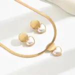 Elegante conjunto de joyería dorada de 3 piezas: collar elegante y pendientes a juego con colgantes de corazón y geométricos, ideal para uso diario 3