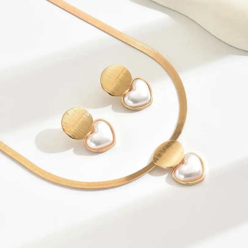 Elegante conjunto de joyería dorada de 3 piezas: collar elegante y pendientes a juego con colgantes de corazón y geométricos, ideal para uso diario 3