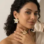 Conjunto de Pendientes Grandes de Moda Avant-Garde Gold Star con Textura Arrugada Única, Anillo Elegante, Colección de Joyería Distintiva para Fiesta 2