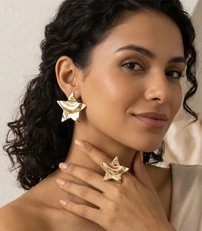 Conjunto de Pendientes Grandes de Moda Avant-Garde Gold Star con Textura Arrugada Única, Anillo Elegante, Colección de Joyería Distintiva para Fiesta 2