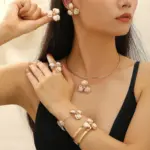 Elegante Conjunto de Joyas de Flores Esmaltadas: Collar Gargantilla Blanco Mate, Pulsera de Oro Moderna con Pétalos y Anillo para Fiesta de Mujer 5