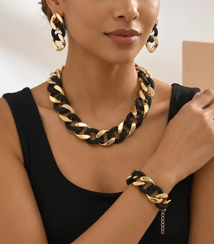 Juego de 4 piezas de joyería para fiesta para mujer, estilo vintage exagerado, con aretes y collar gótico cubano de borde grueso, collares de cadena de color dorado y dijes 2
