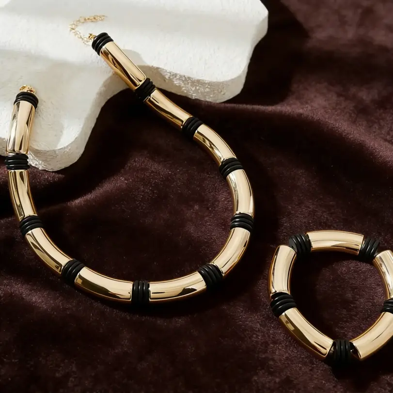 Collar con capas doradas, gargantilla negra de tubo grueso y conjunto de pulsera de bambú a juego, joyería llamativa minimalista y audaz. 5