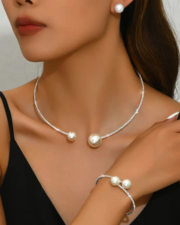 Conjunto de Joyería Nupcial: Collar Gargantilla, Pendientes y Pulsera con Perlas Redondas Brillantes Graduadas para Gala, Baile de Graduación y Eventos Formales, en Caja. 2