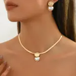 Elegante conjunto de joyería dorada de 3 piezas: collar elegante y pendientes a juego con colgantes de corazón y geométricos, ideal para uso diario 4