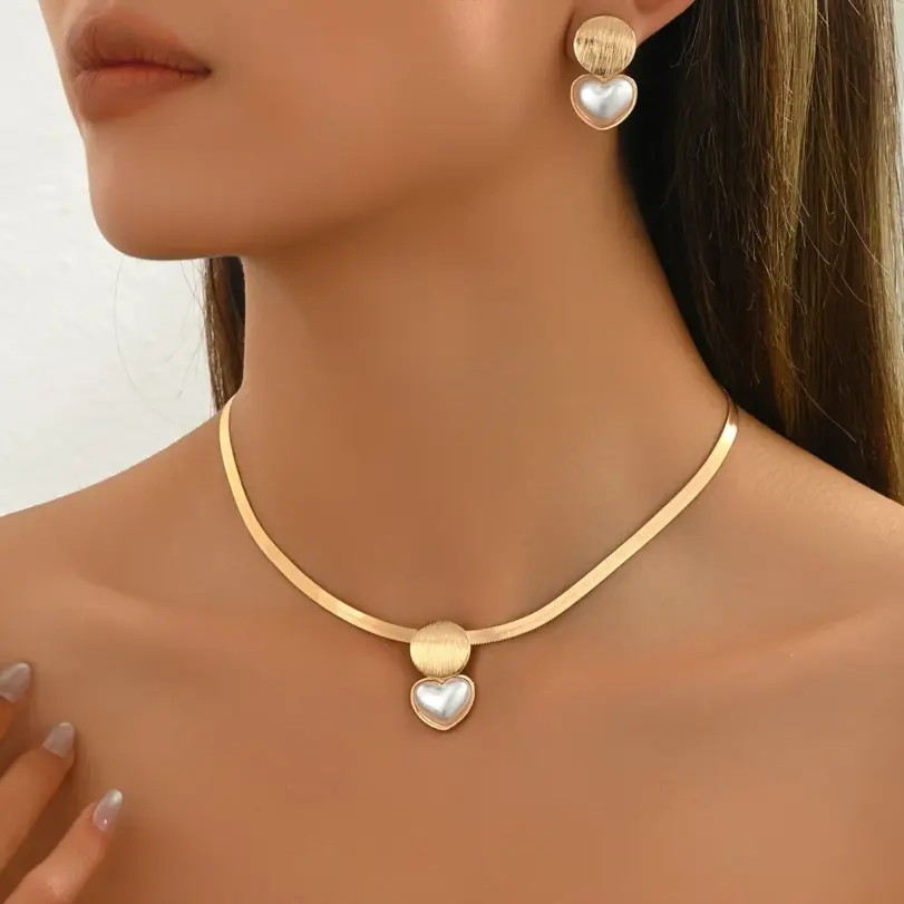 Elegante conjunto de joyería dorada de 3 piezas: collar elegante y pendientes a juego con colgantes de corazón y geométricos, ideal para uso diario 4