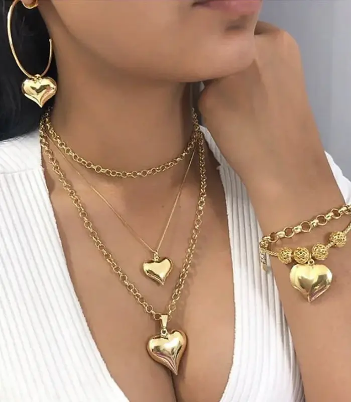 Conjunto de 4 piezas: collar de cadena con colgante de doble corazón, pendientes y pulseras de múltiples capas, de color dorado, para mujer. 1