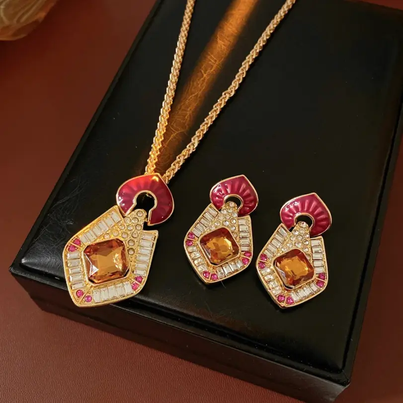 Juego de Joyería Vintage Elegante de 3 Piezas para Mujer, Cadena de Suéter Roja Brillante, Gargantilla de Cristal Brillante, Aretes para Uso Diario, Regalo 5