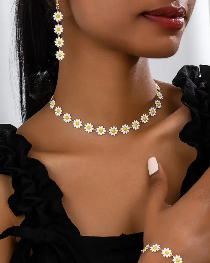 Juego de 4 piezas de joyería Cottagecore: Collar de margaritas blancas, pendientes colgantes y pulsera con flores esmaltadas para mujer, linda joyería de verano 2