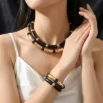 Collar con capas doradas, gargantilla negra de tubo grueso y conjunto de pulsera de bambú a juego, joyería llamativa minimalista y audaz. 4