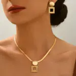 Juego de Joyería Elegante y Moderno de 3 Piezas para Mujer, Collar Cuadrado Geométrico, Gargantilla de Metal Dorado Clásico, Aretes para Uso Diario Informal, Regalo 2