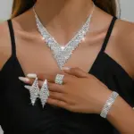 Conjunto de Joyería de Moda 2026: Collar de Pedrería Multicadena Atrevido y Pendientes Brillantes Plateados - Kit Clásico para Fiesta de Graduación 2