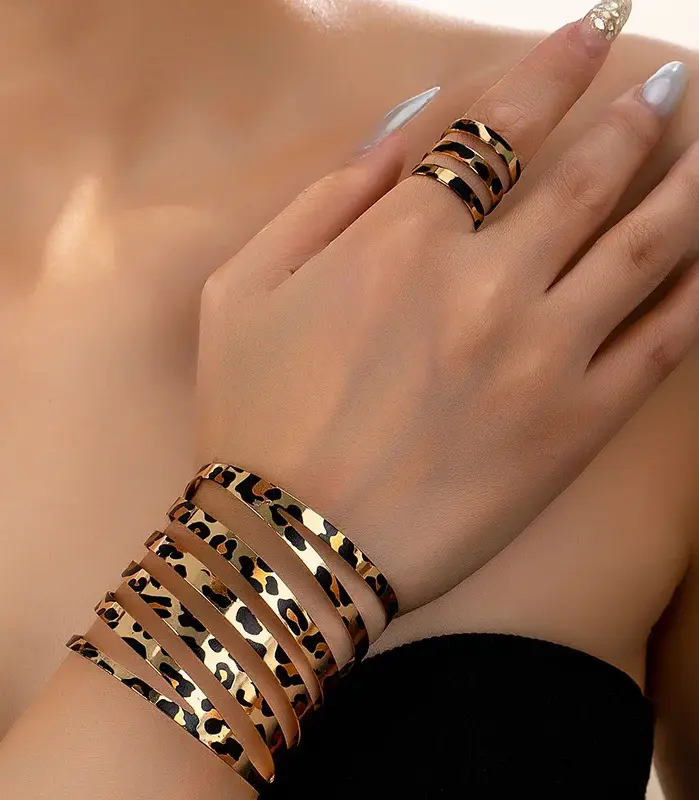 Conjunto de 2 uds de nuevo conjunto de anillo de pulsera de uso diario de alta gama para mujer con estampado de leopardo a rayas huecas sexis a la moda 1