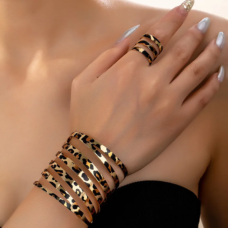 Conjunto de 2 uds de nuevo conjunto de anillo de pulsera de uso diario de alta gama para mujer con estampado de leopardo a rayas huecas sexis a la moda 1 Conjunto de 2 uds de nuevo conjunto de anillo de pulsera de uso diario de alta gama para mujer con estampado de leopardo a rayas huecas sexis a la moda 1